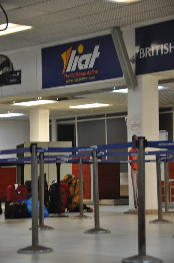 Fila de mochilas e malas no balcão da Liat, no aeroporto de St. Kitts - Caribe